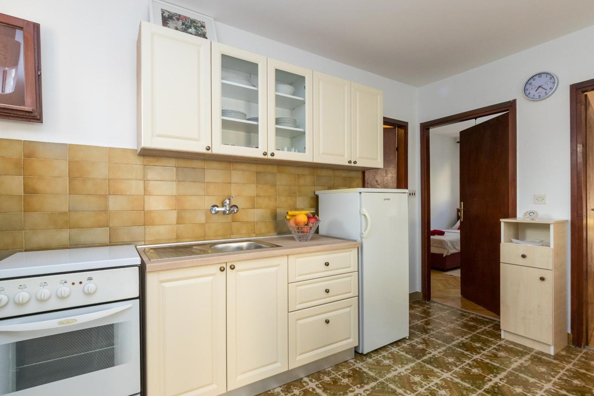 Apartments With A Parking Space Kastel Stafilic, Kastela - 16086 Номер фото